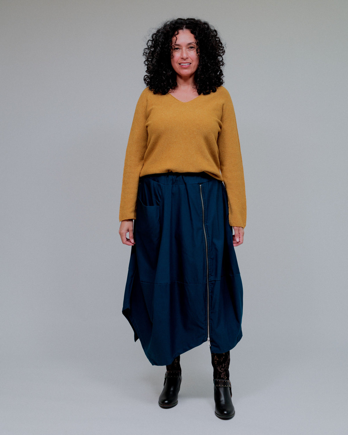 Zip Accent Edgy Bubble Skirt in Navy_Front