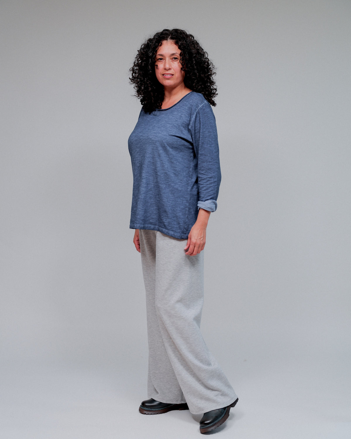 Mineral Wash Long Sleeve Tee in Navy_Side