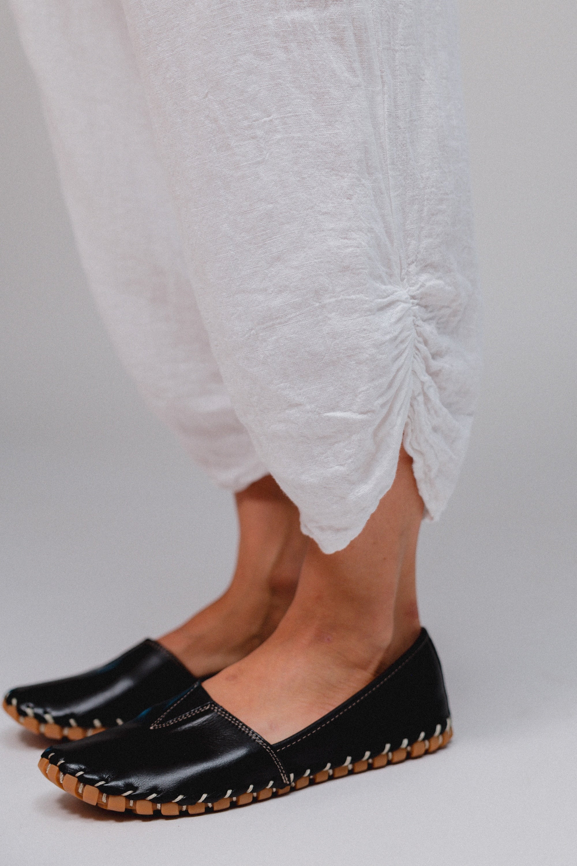 Side-Ruched Tapered Hem Pants