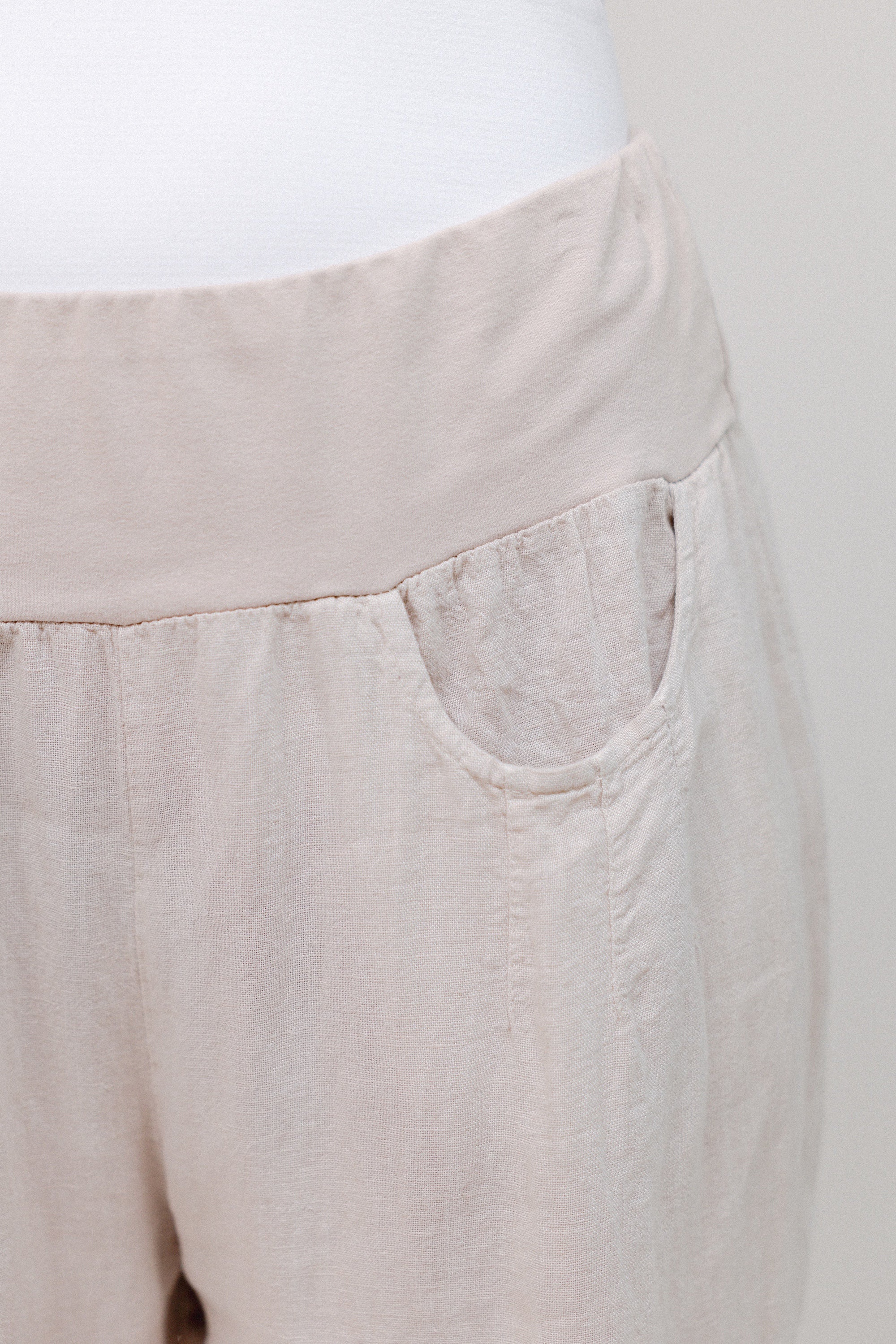 Side-Ruched Tapered Hem Pants