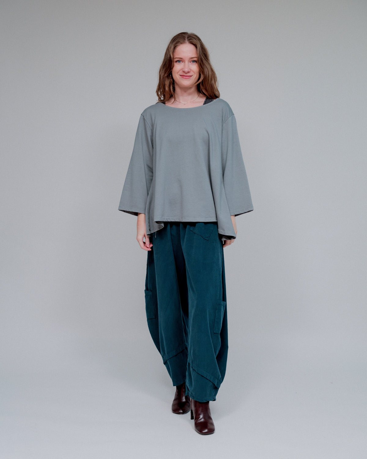 4 Pocket Tapered Hem Pants in Teal_Front