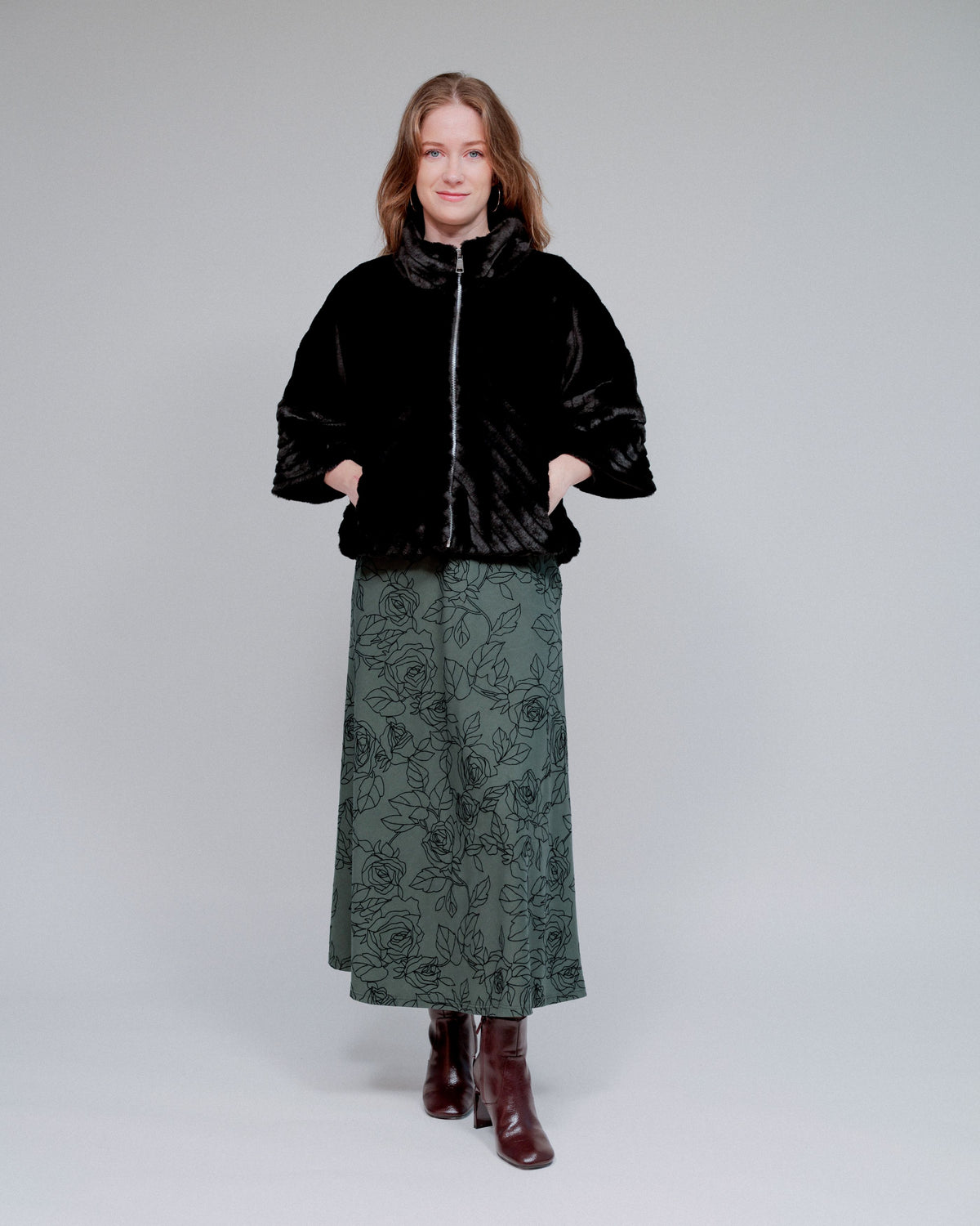 Zip Diagonal Lines Evening Short Jacket in Black_Front