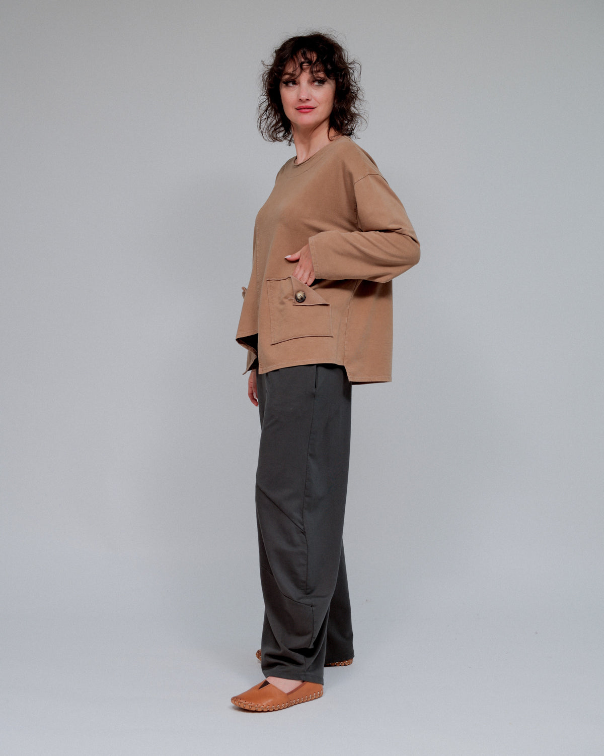 Envelope Pocket Artsy Top in Camel_Side