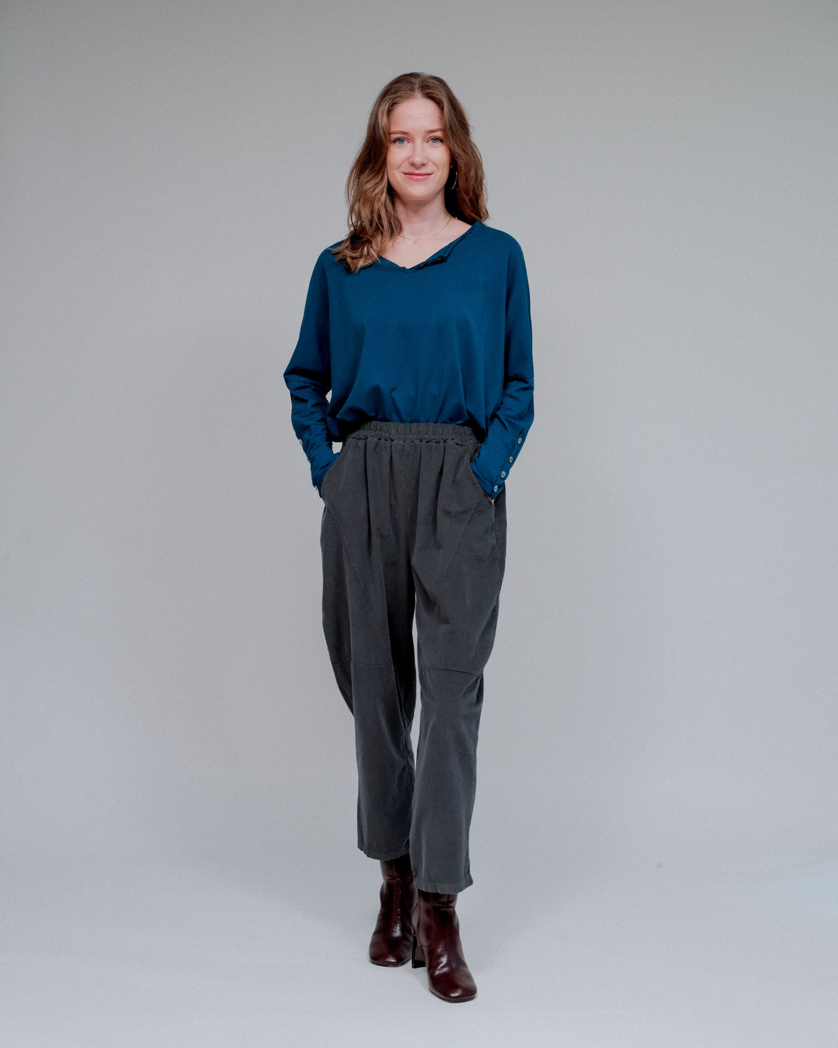 Tapered Cropped Pants in Charcoal_Front