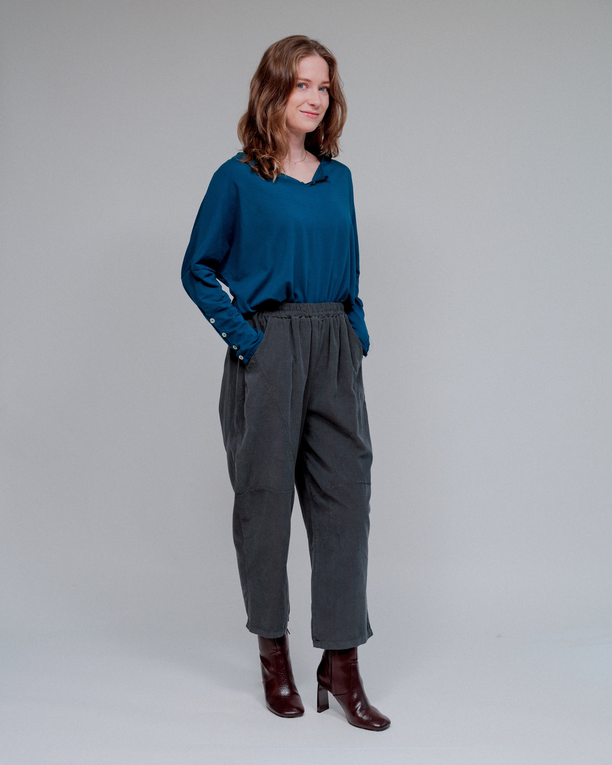 Tapered Cropped Pants in Charcoal_Side