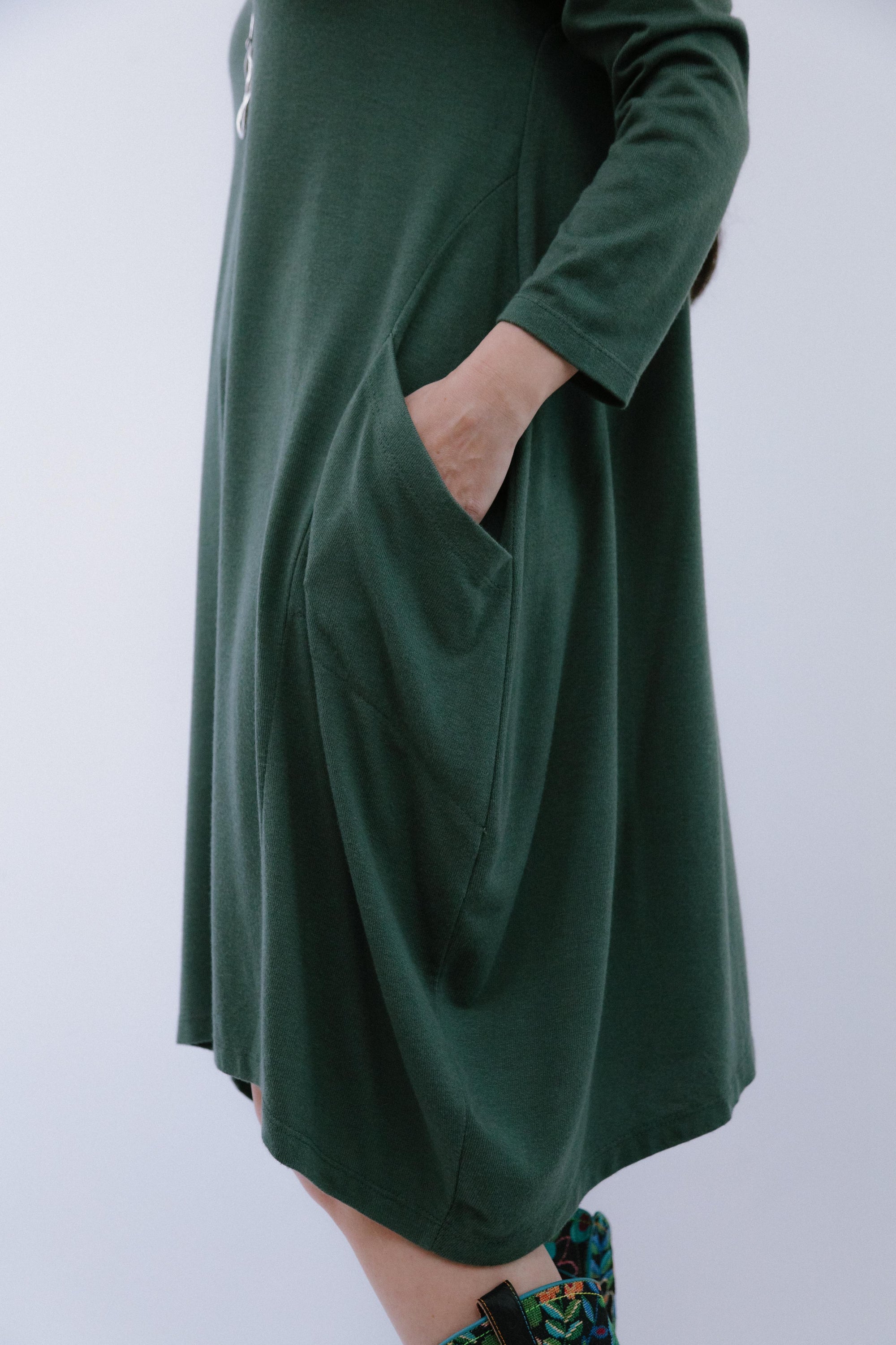 Bubble 2-Pocket Dress in Olive_Pocket Detail