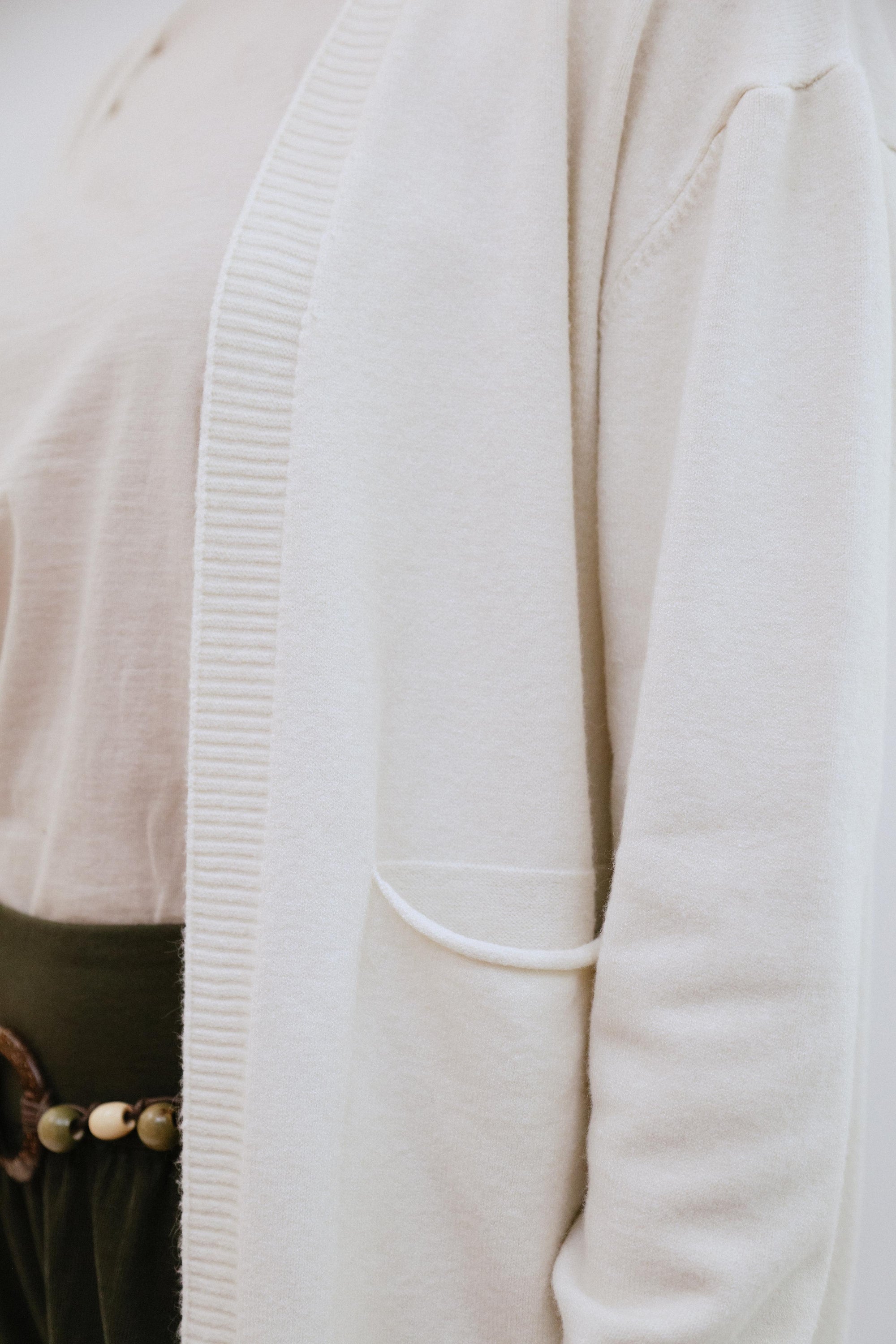 Open 2-Pocket Cardigan in Ivory_Sleeve Detail