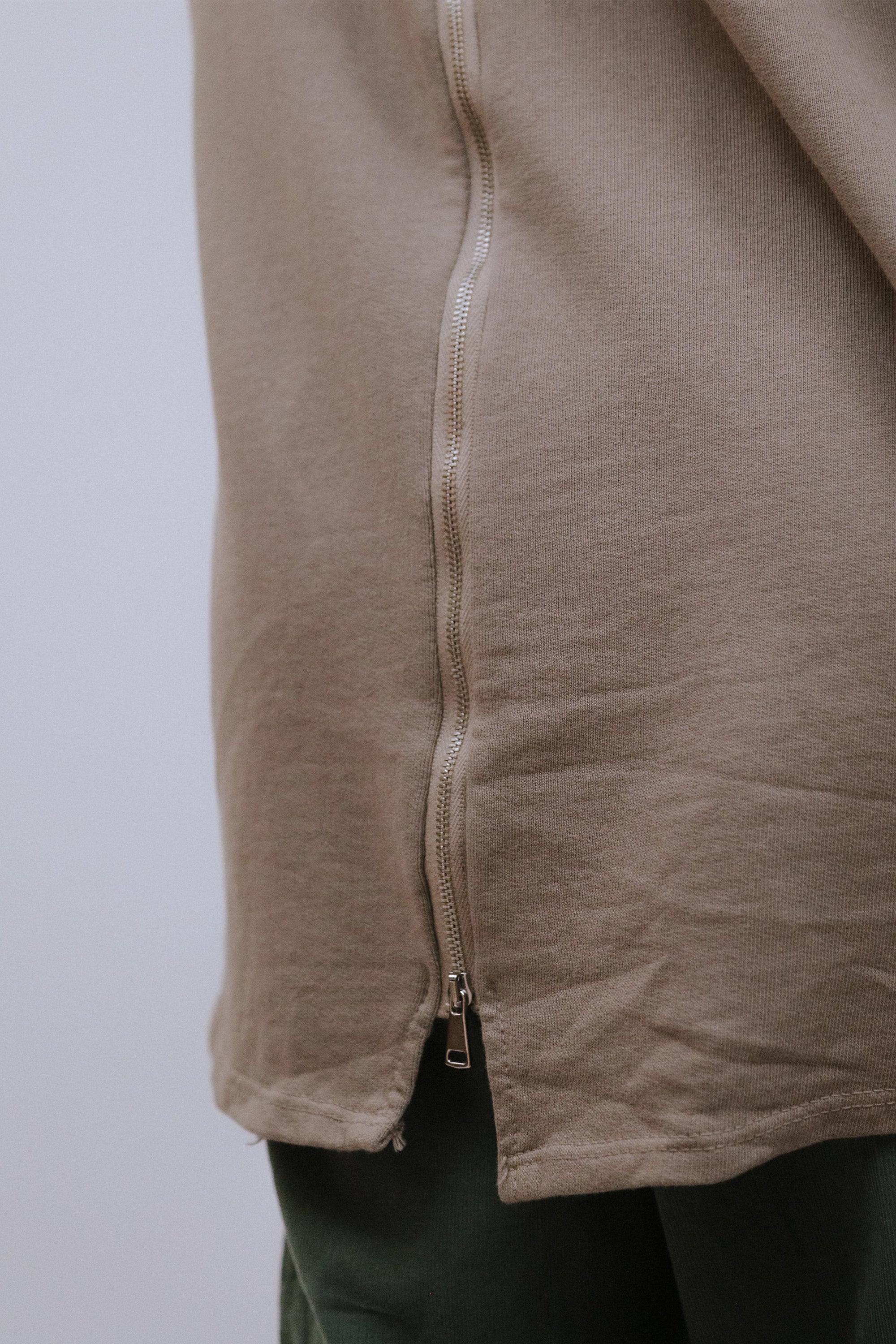 Zip Hi-Lo Hoody Sand_Zipper Detail
