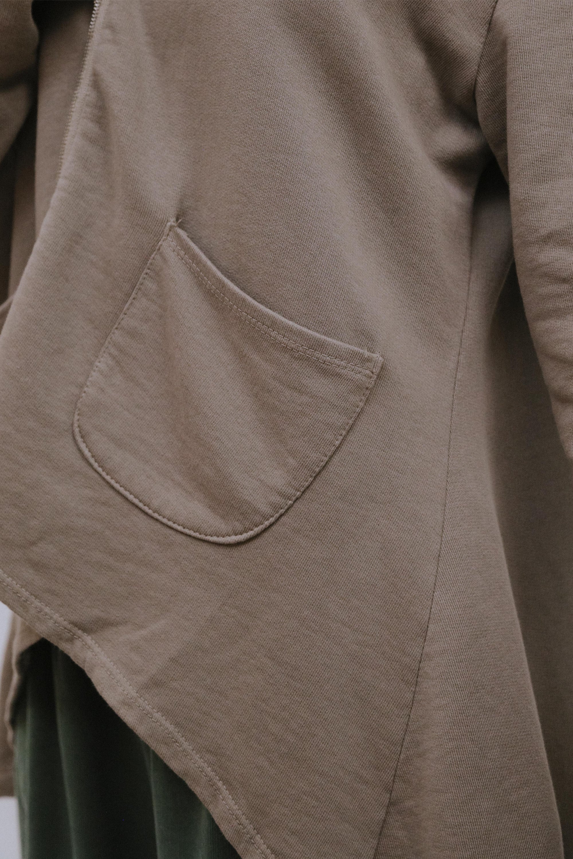 Zip Hi-Lo Hoody Sand_Pocket Detail