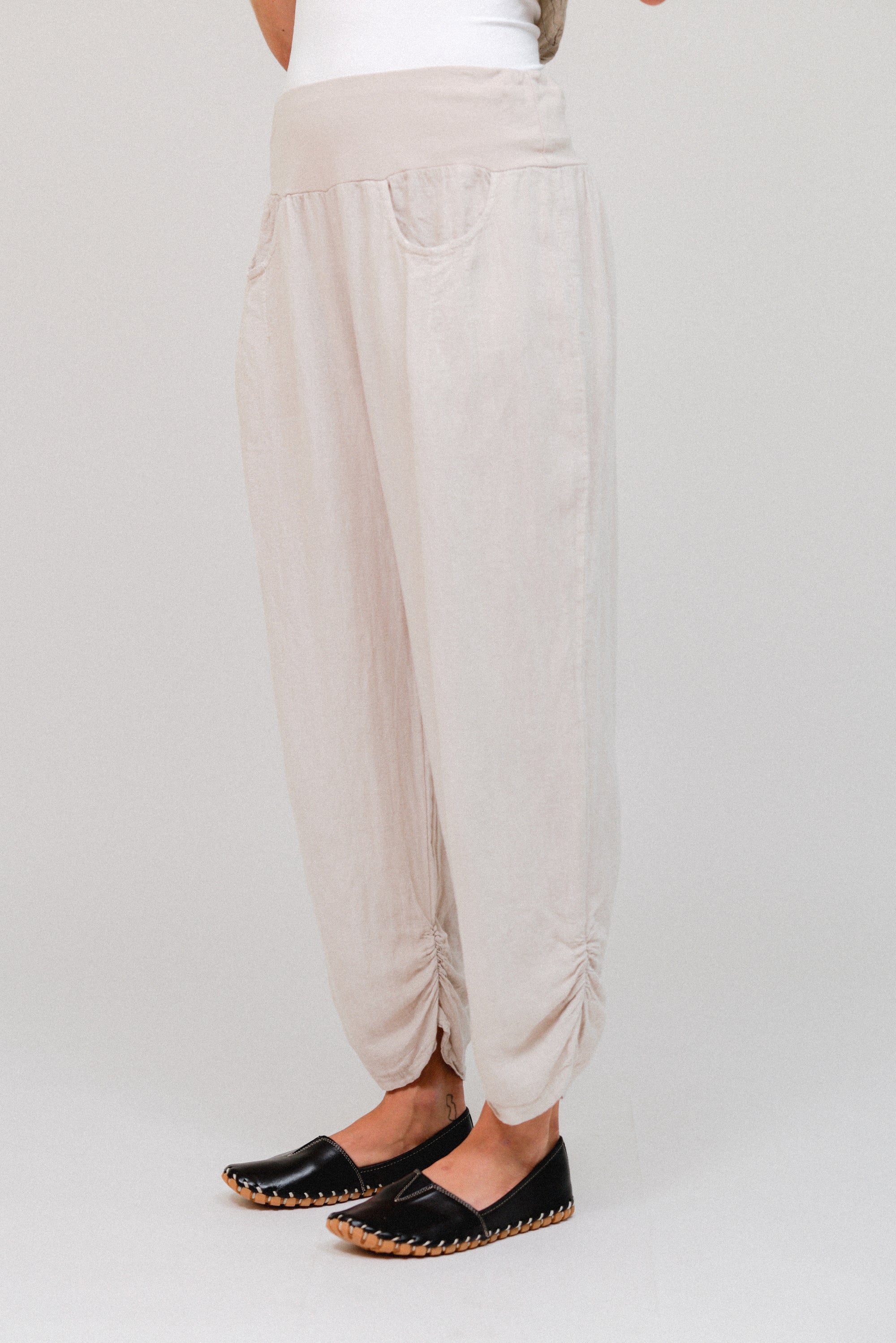 Side-Ruched Tapered Hem Pants Sand Side