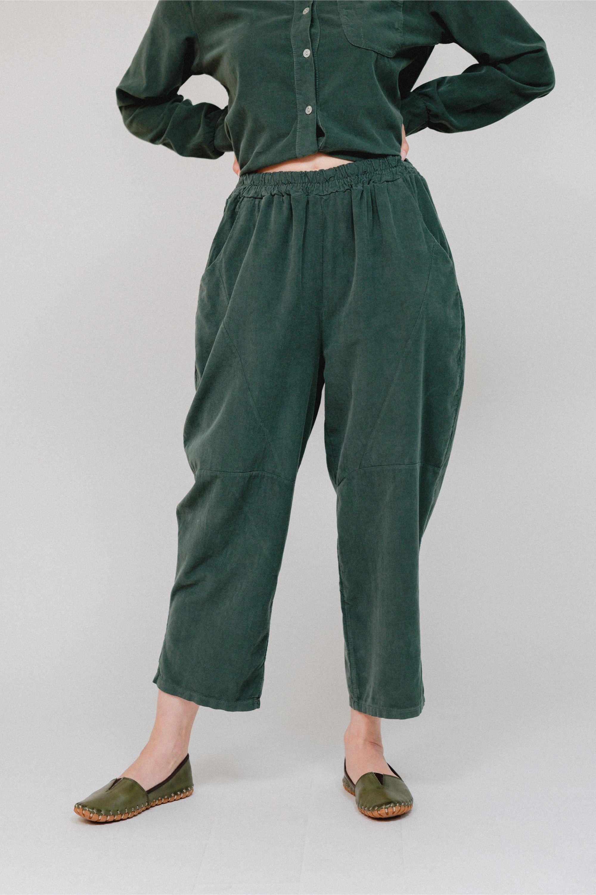 Tapered Hem Pants in Olive_Front