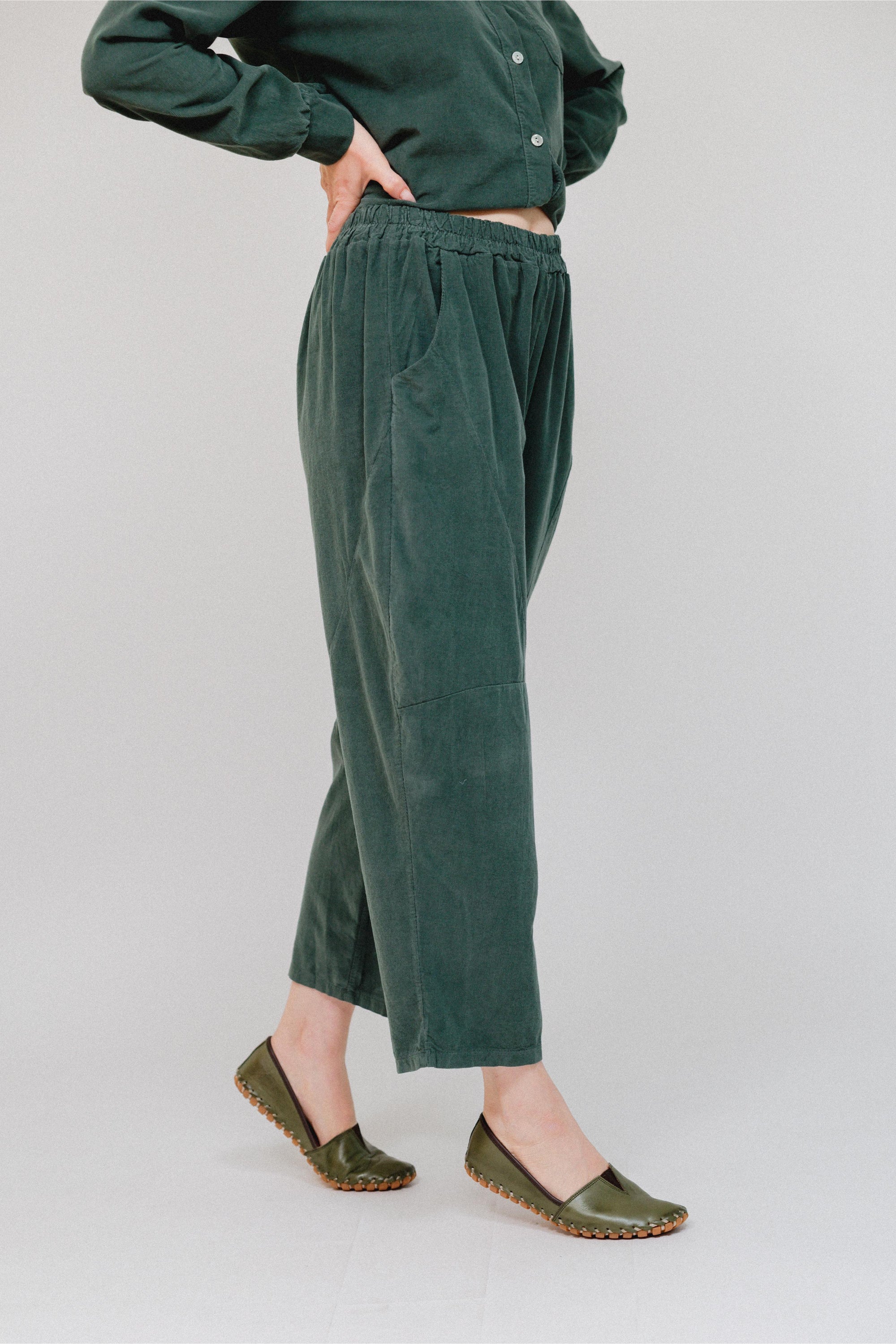 Tapered Hem Pants in Olive_Side