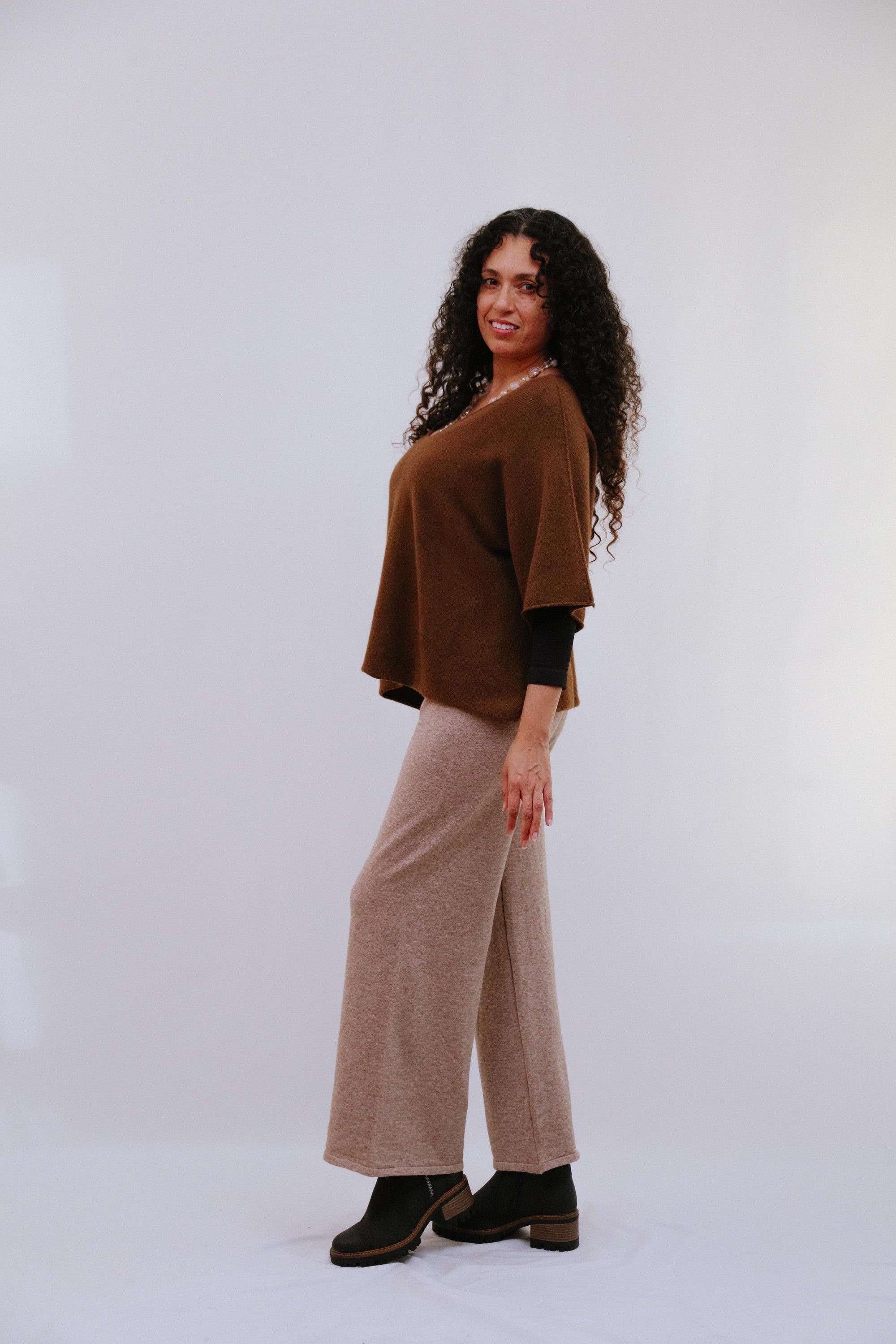 V-Neck Extented Sleeve Top in Coco_Side