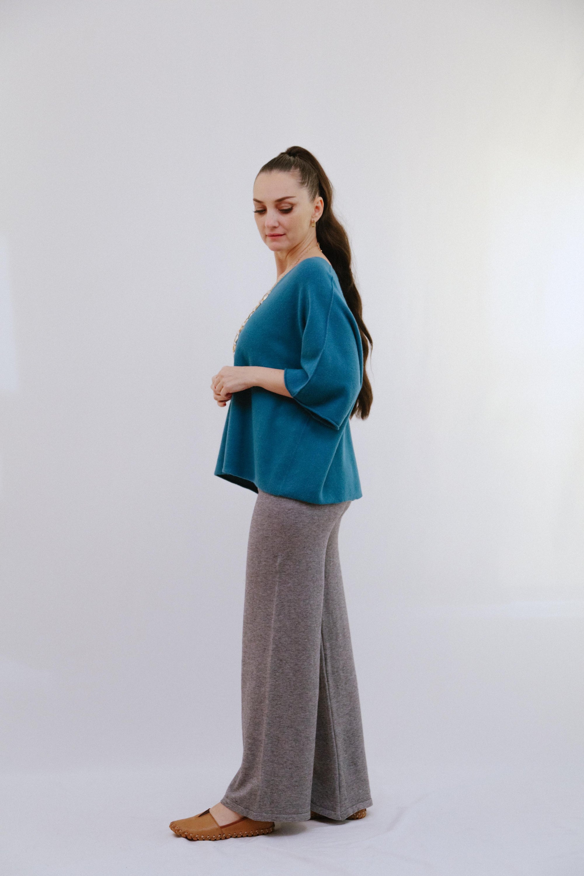 V-Neck Extented Sleeve Top in Teal_Side