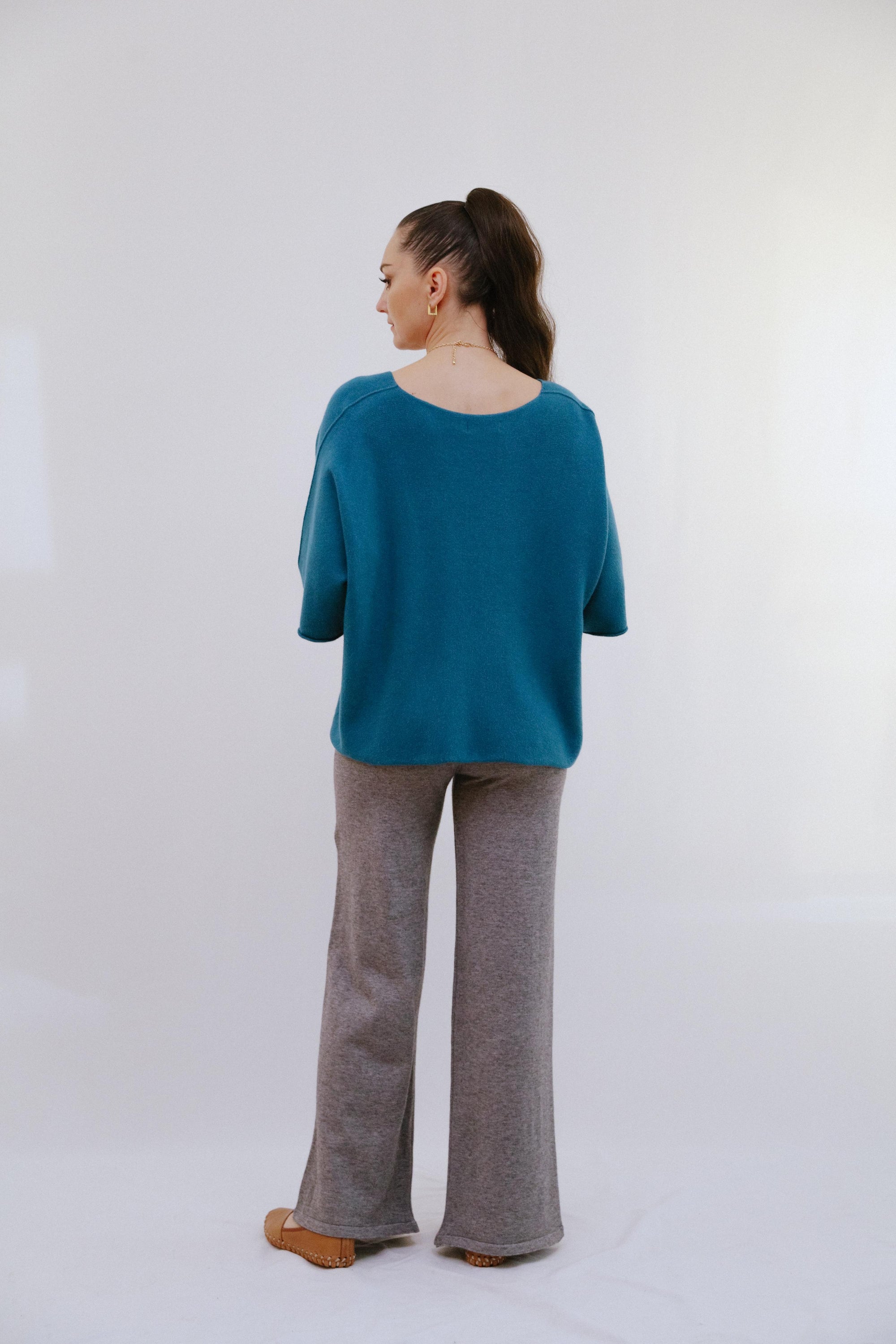 V-Neck Extented Sleeve Top in Teal_Back
