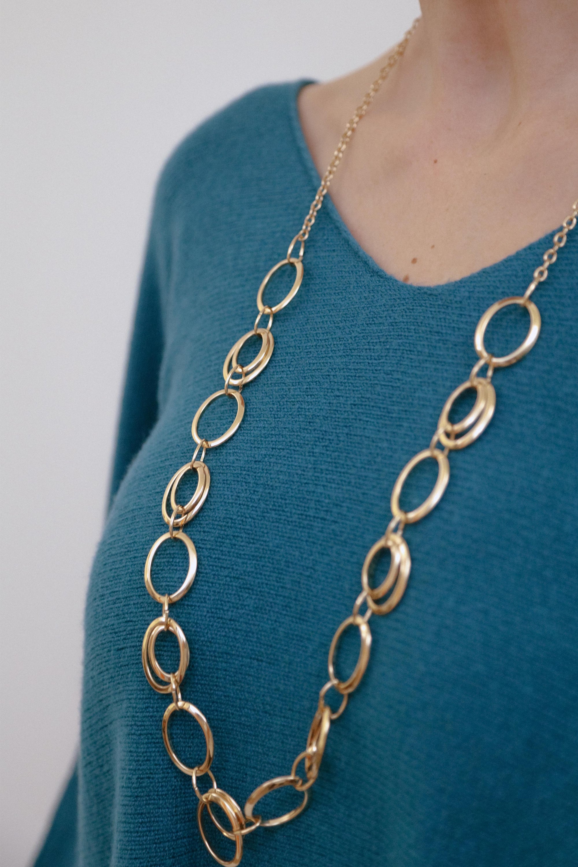 V-Neck Extented Sleeve Top in Teal_Neckline Detail