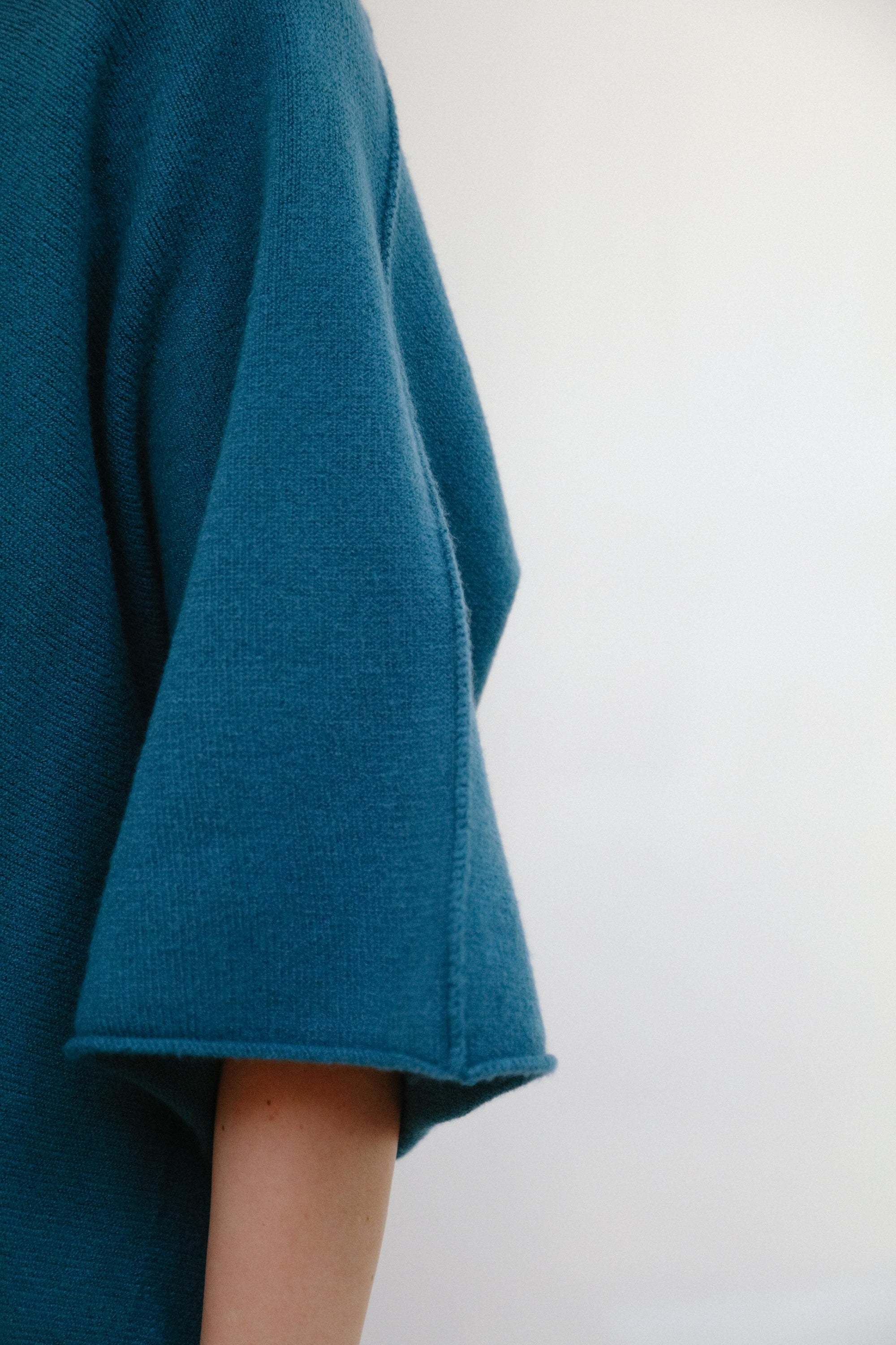 V-Neck Extented Sleeve Top in Teal_Sleeve Detail