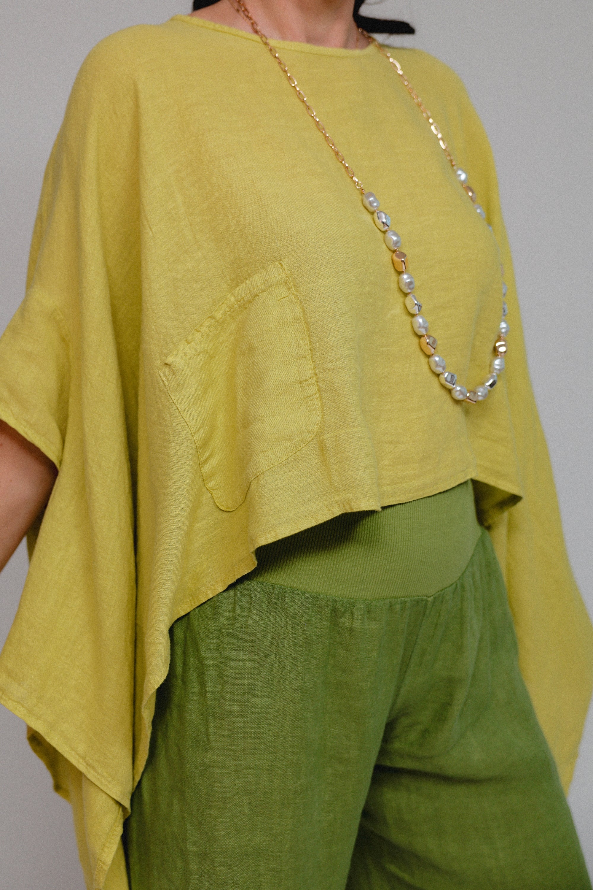 1-Pocket Cape Top Moss Close Up