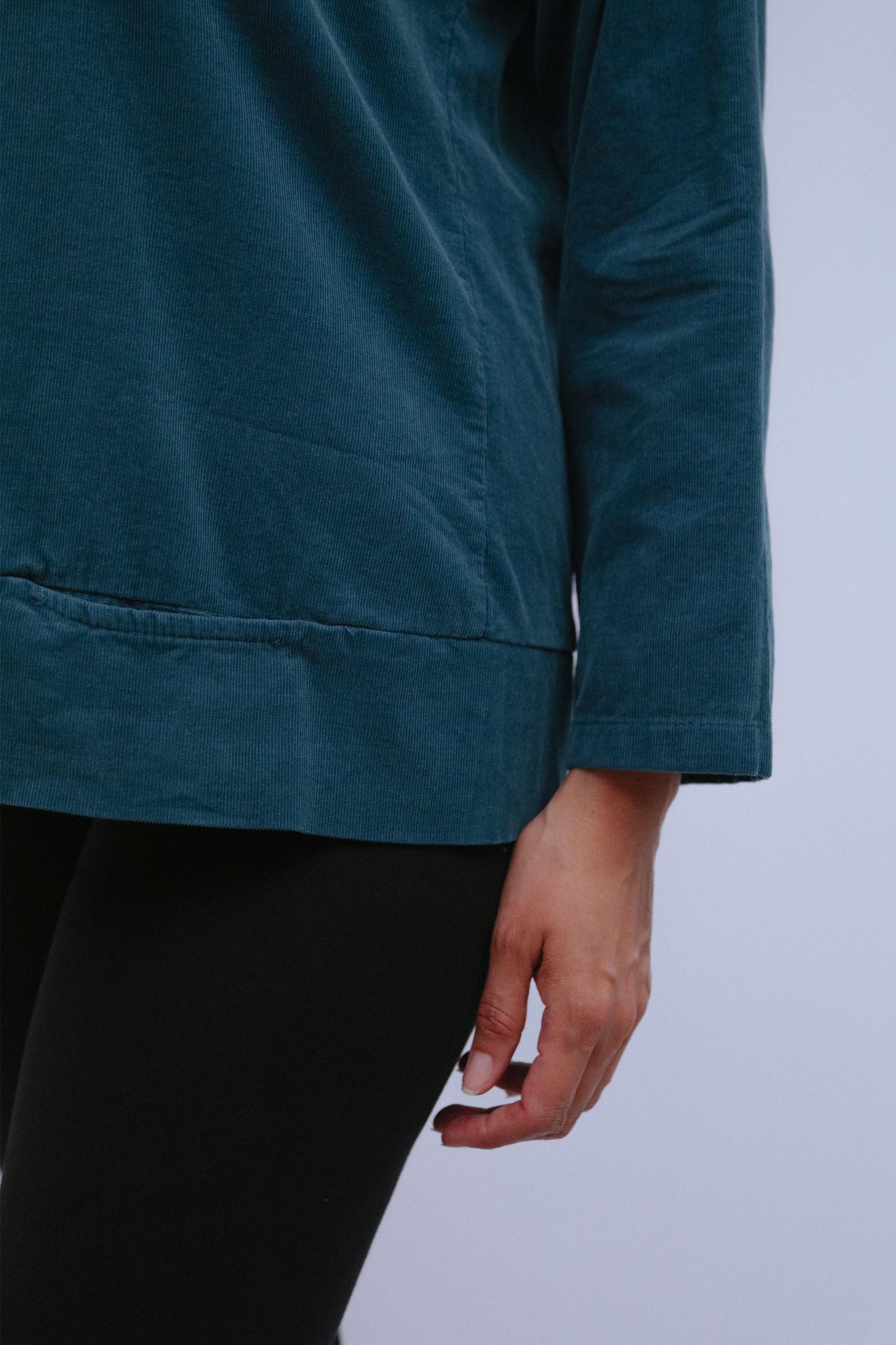 Uneven Hem Crew Neck Top in Teal_Sleeve Detail