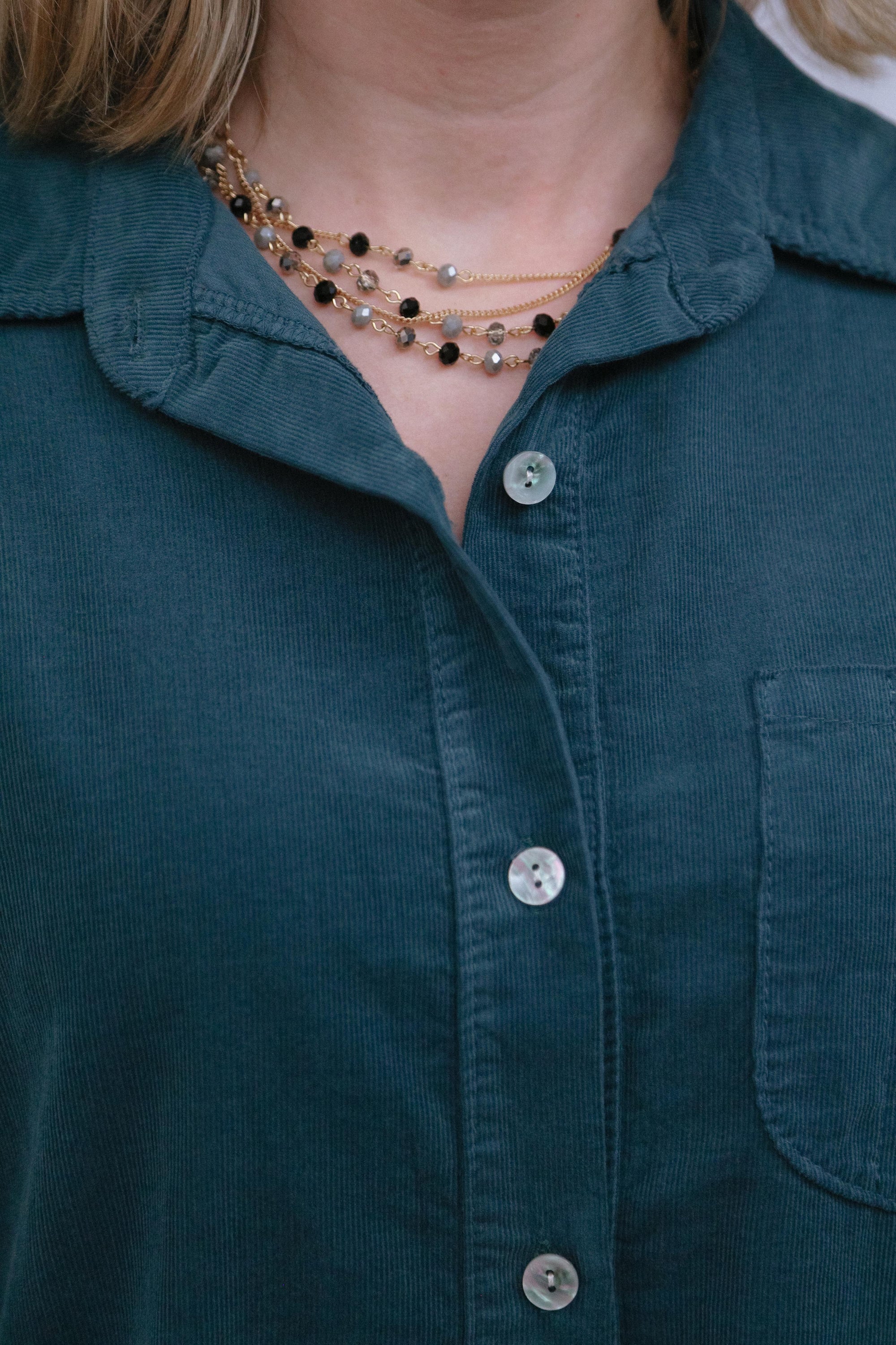 1-Pocket Utility Shirt in Teal_Button Detail