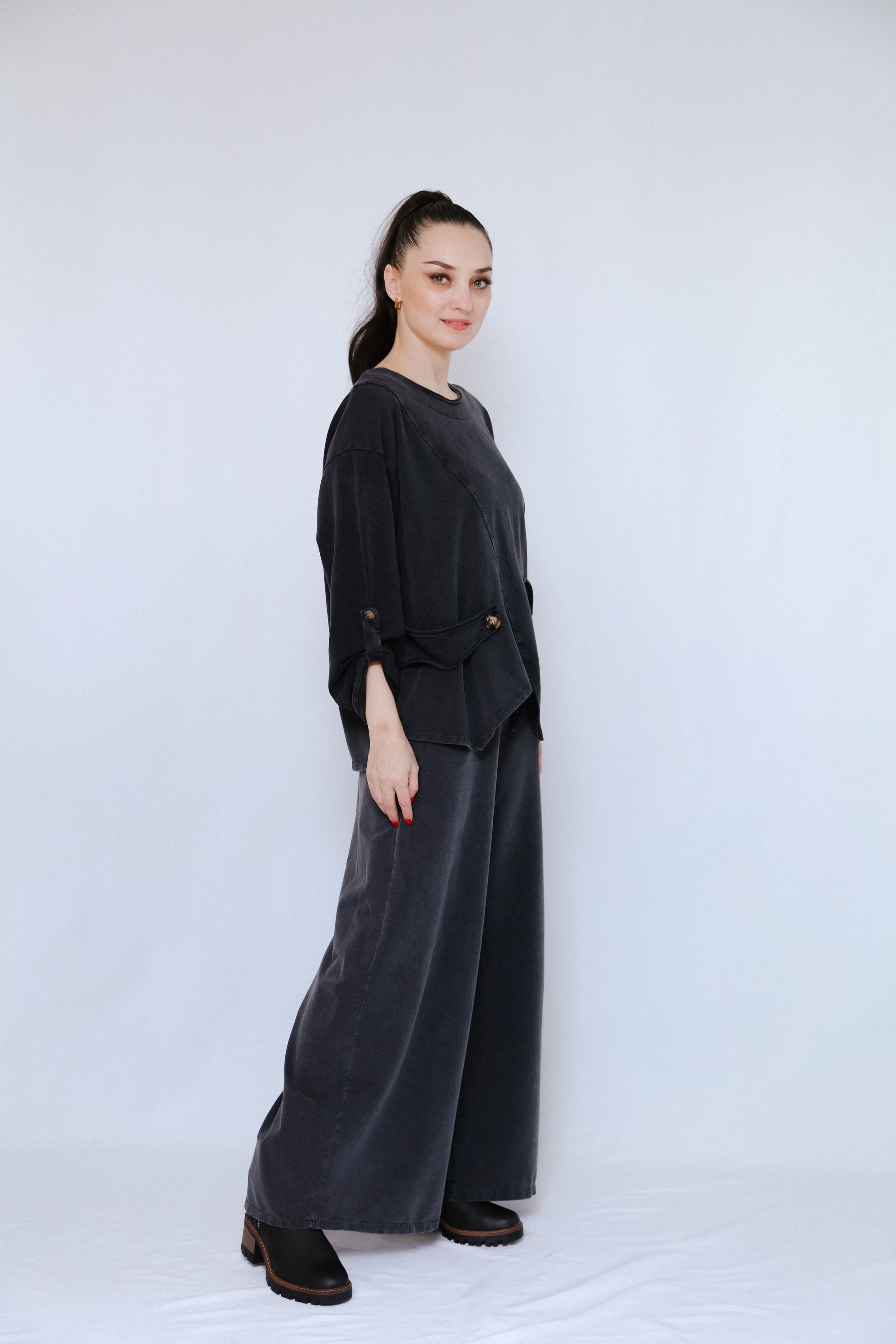 Cute Pocket Top in Black_Right Side