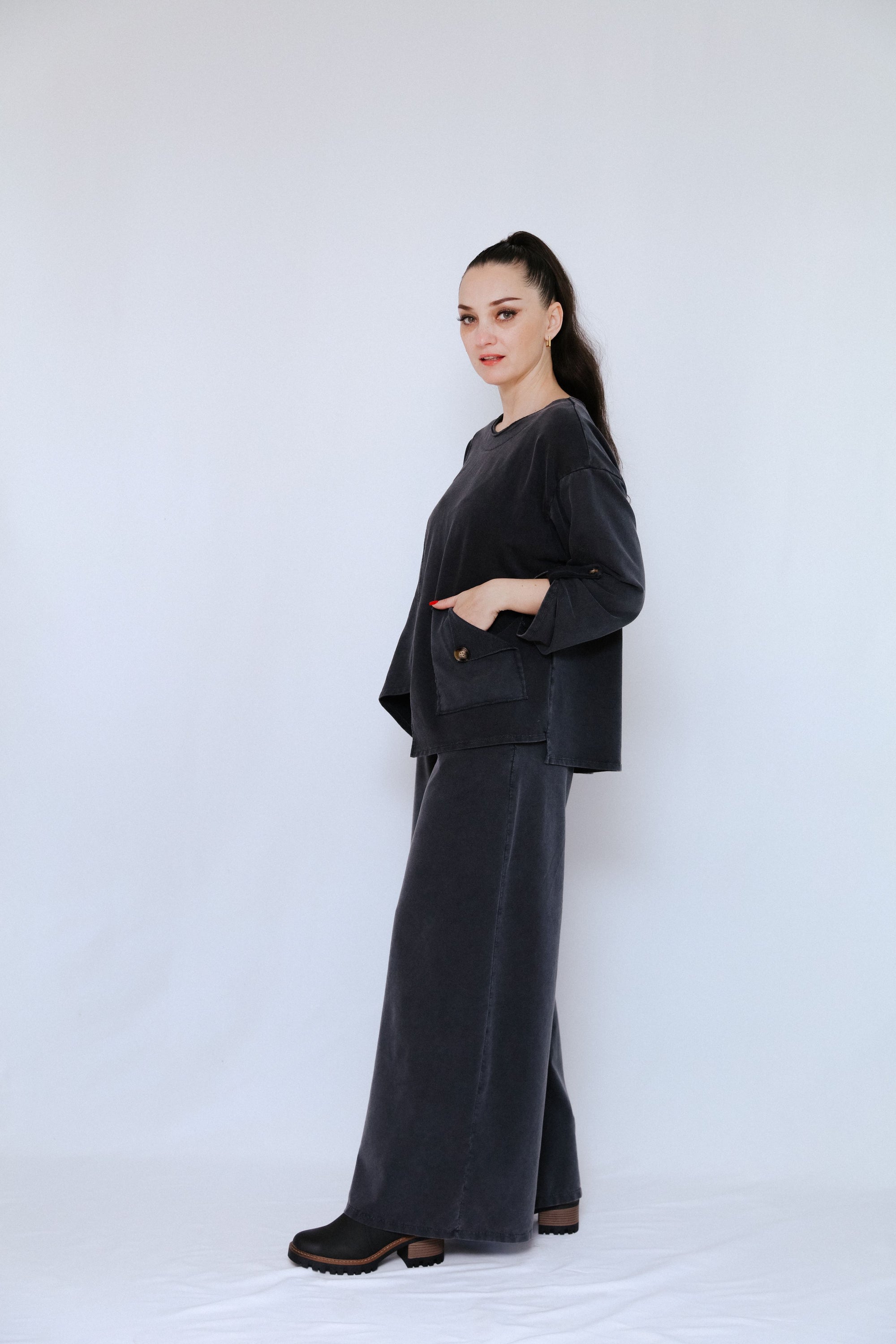 Cute Pocket Top in Black_Left Side