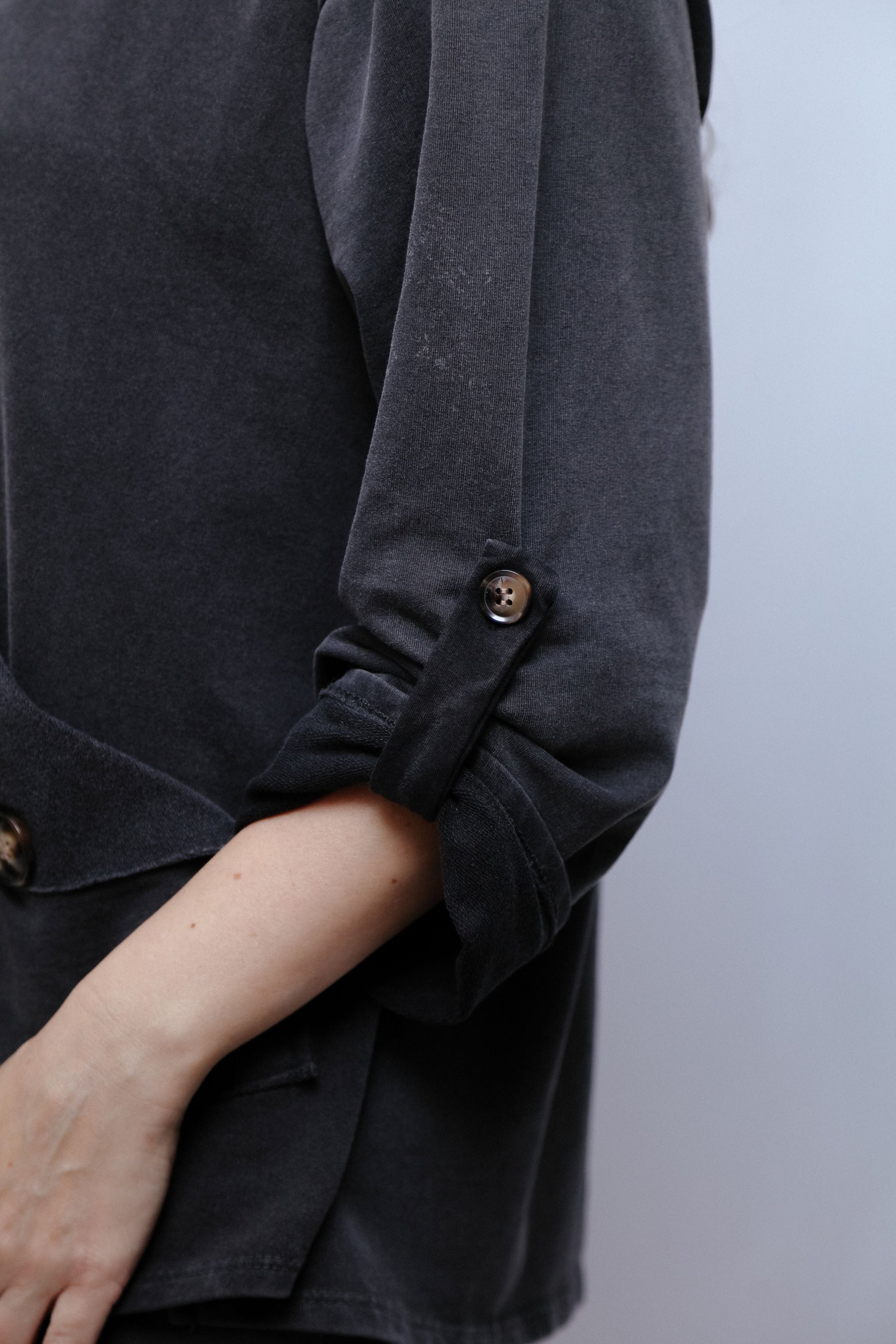 Cute Pocket Top in Black_Sleeve Detail