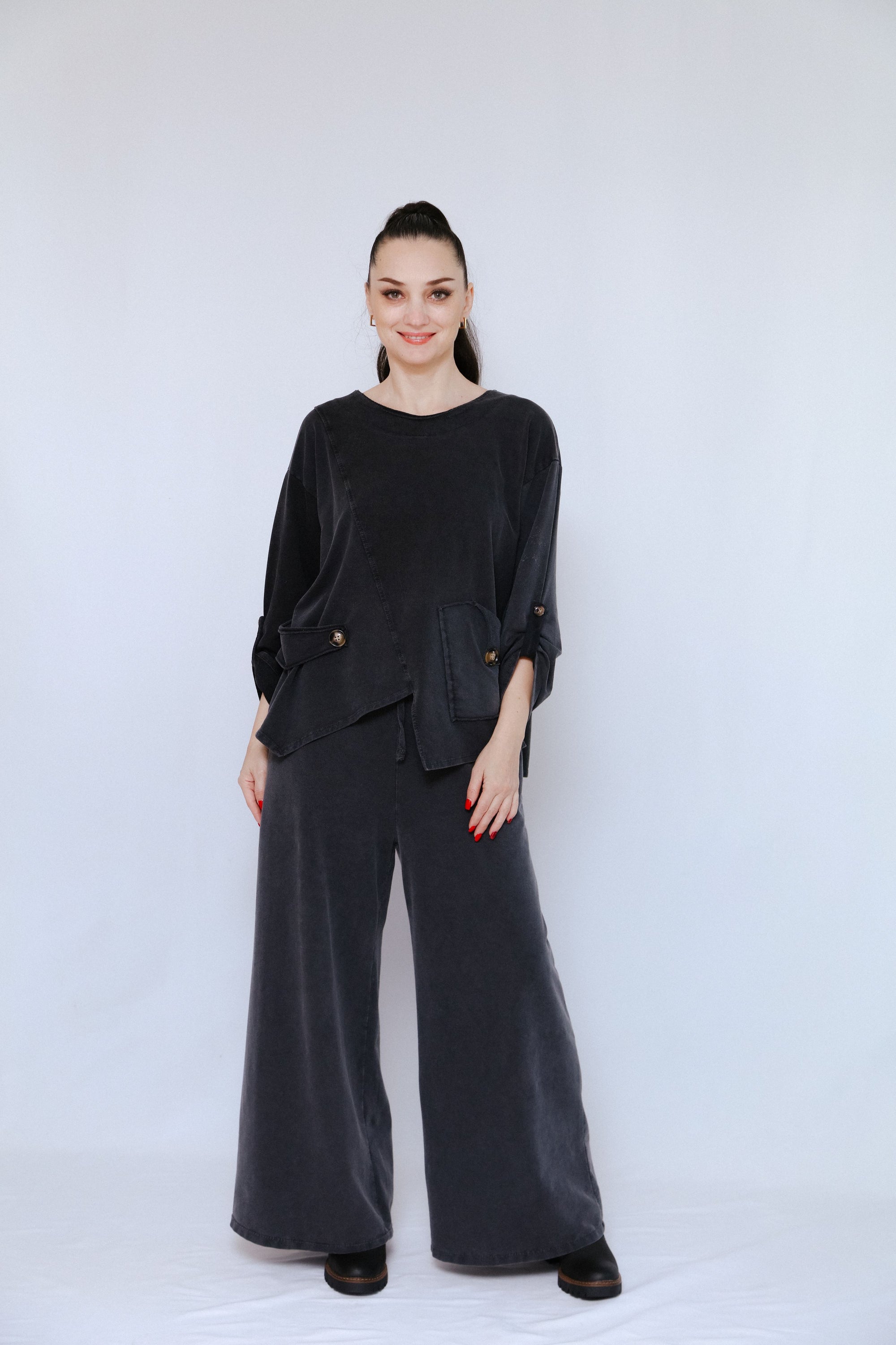 Cute Pocket Top in Black_Front